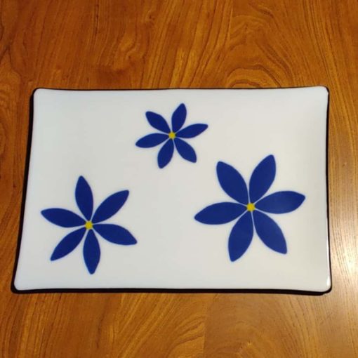 0001 Spinnaker Glass blue daisy platter on table