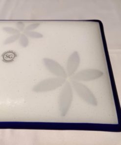 0001 Spinnaker Glass blue daisy platter on white back showing blue border