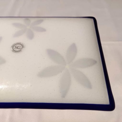 0001 Spinnaker Glass blue daisy platter on white back showing blue border