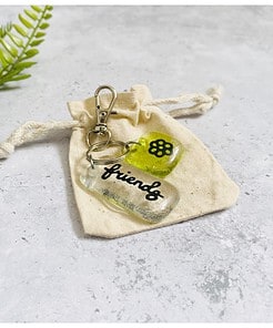 Glass keyring with friends and green flower pebble